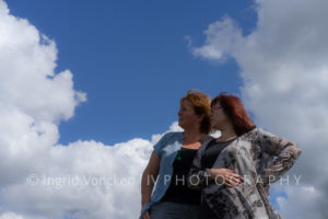 twee vrouwen wolkenlucht