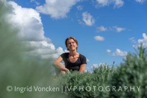 vrouw in veld tegen wolkenlucht